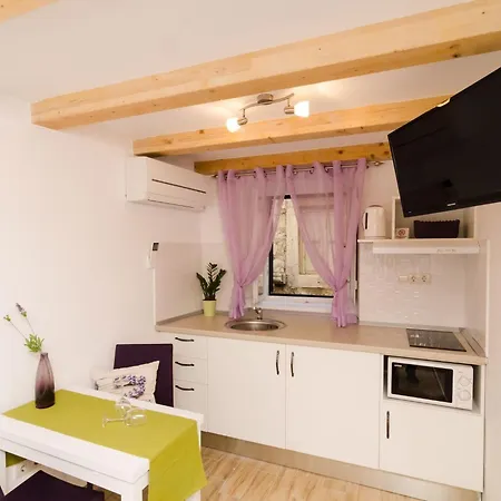 Lavender Garden - Comfort Ground Floor - 2 아파트